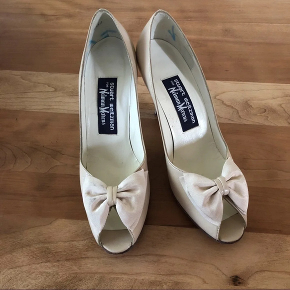 Stuart Weitzman Vintage Cream Bow Peep Toe Heels - Picture 2 of 7